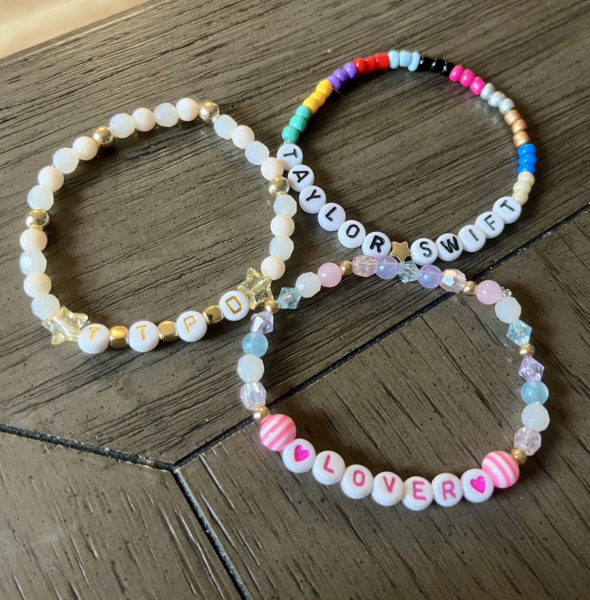 notreallysar's tweet photo. My bracelet lineup for tonight. 💕 And some for trading! Truly can’t wait 🥹 #TorontoTSErasTour #TheErasTourToronto https://t.co/FY7SR9Zq82