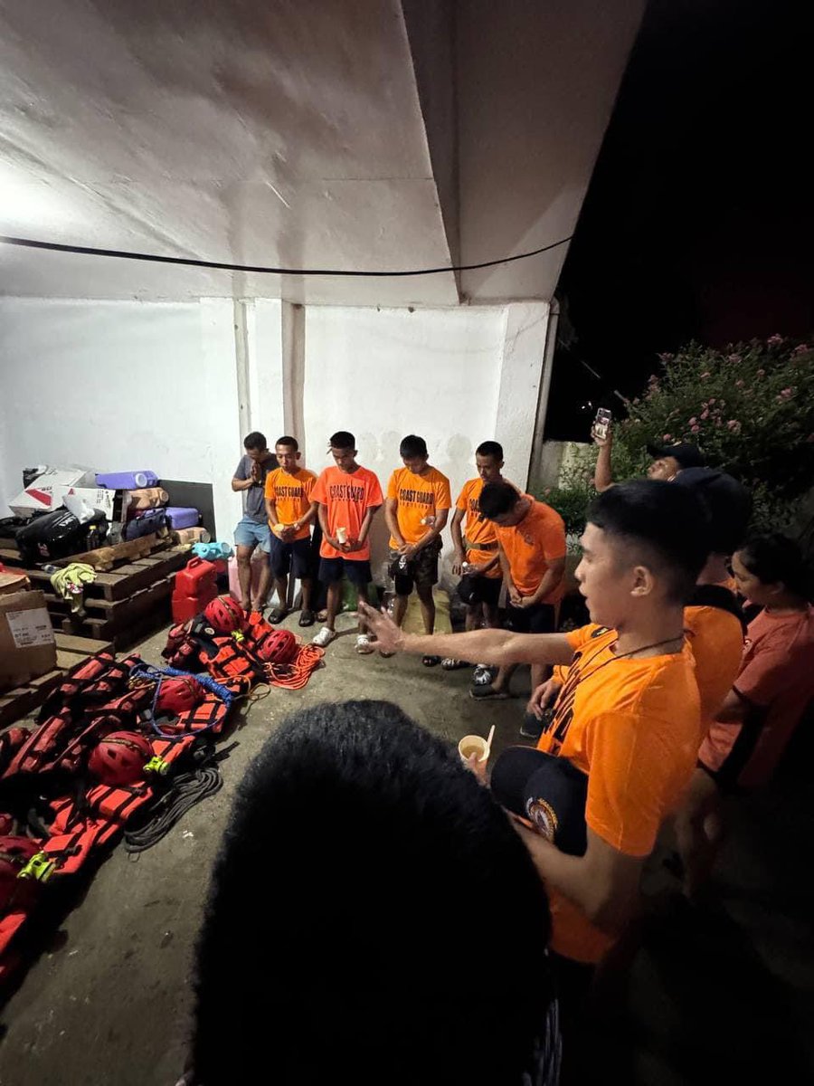 newswatchplusph's tweet photo. LOOK: Former Vice President Leni Robredo shared that Angat Buhay's rescue teams and equipment are now activated and ready.  

"If you need assistance, please leave a comment on the post," Robredo said on her Facebook post. 

Super Typhoon #PepitoPH made landfall in Panganiban, Catanduanes early this evening. 

📸 Leni Robredo
