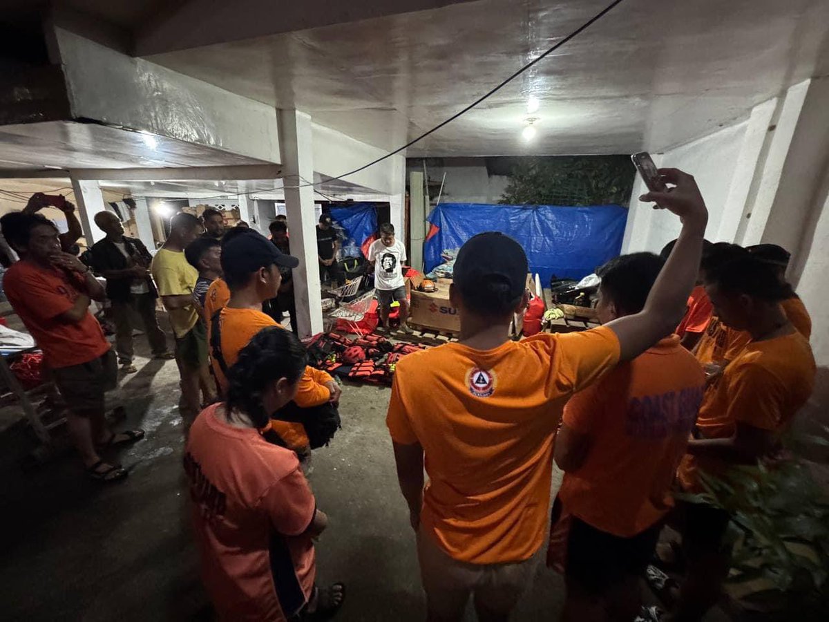 newswatchplusph's tweet photo. LOOK: Former Vice President Leni Robredo shared that Angat Buhay's rescue teams and equipment are now activated and ready.  

"If you need assistance, please leave a comment on the post," Robredo said on her Facebook post. 

Super Typhoon #PepitoPH made landfall in Panganiban, Catanduanes early this evening. 

📸 Leni Robredo