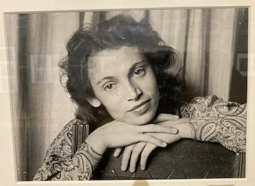 loxaruzi's tweet photo. Grâce et beauté incarnées, venez découvrir au @mahjparis dans une exposition qui lui est consacrée jusqu'au 16 novembre 2025, le destin de Paula (Perla) Padani, la 'danseuse palestinienne' juive. 
'Paula #Padani, la danse migrante : Hambourg, Tel-Aviv, @Paris'.
Extrait vidéo: 'Je danse tous les jours', Paula, 70 ans passés, esquisse un pas de #danse..
Merci au mahJ !
@MinistereCC