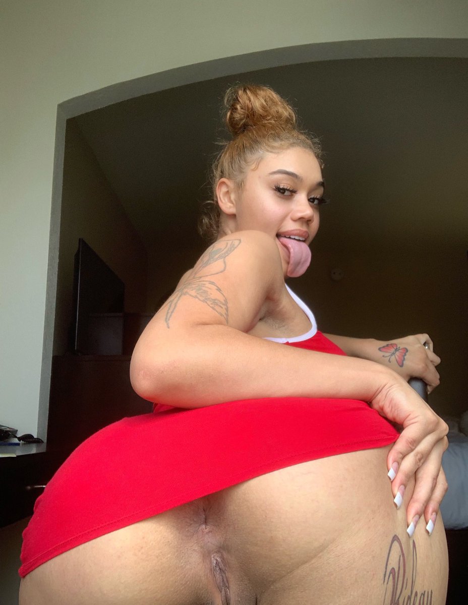 Oops I forgot my panties https://t.co/OGYAFu17wn