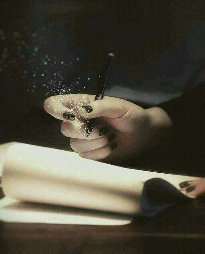 Desempolvando mis sueños
recuerdos se suscitaron
y latidos despertaron
con estos versos pequeños.
Tus ojos -que son mis dueños-
acariciaron mis rimas
y ahora, que ya sublimas
con tal encanto, mis besos
dejo a ti mis labios presos
por si a besarme, te animas
#amor
<a href="/Carlosdesoto250/">Martín hermoso</a>