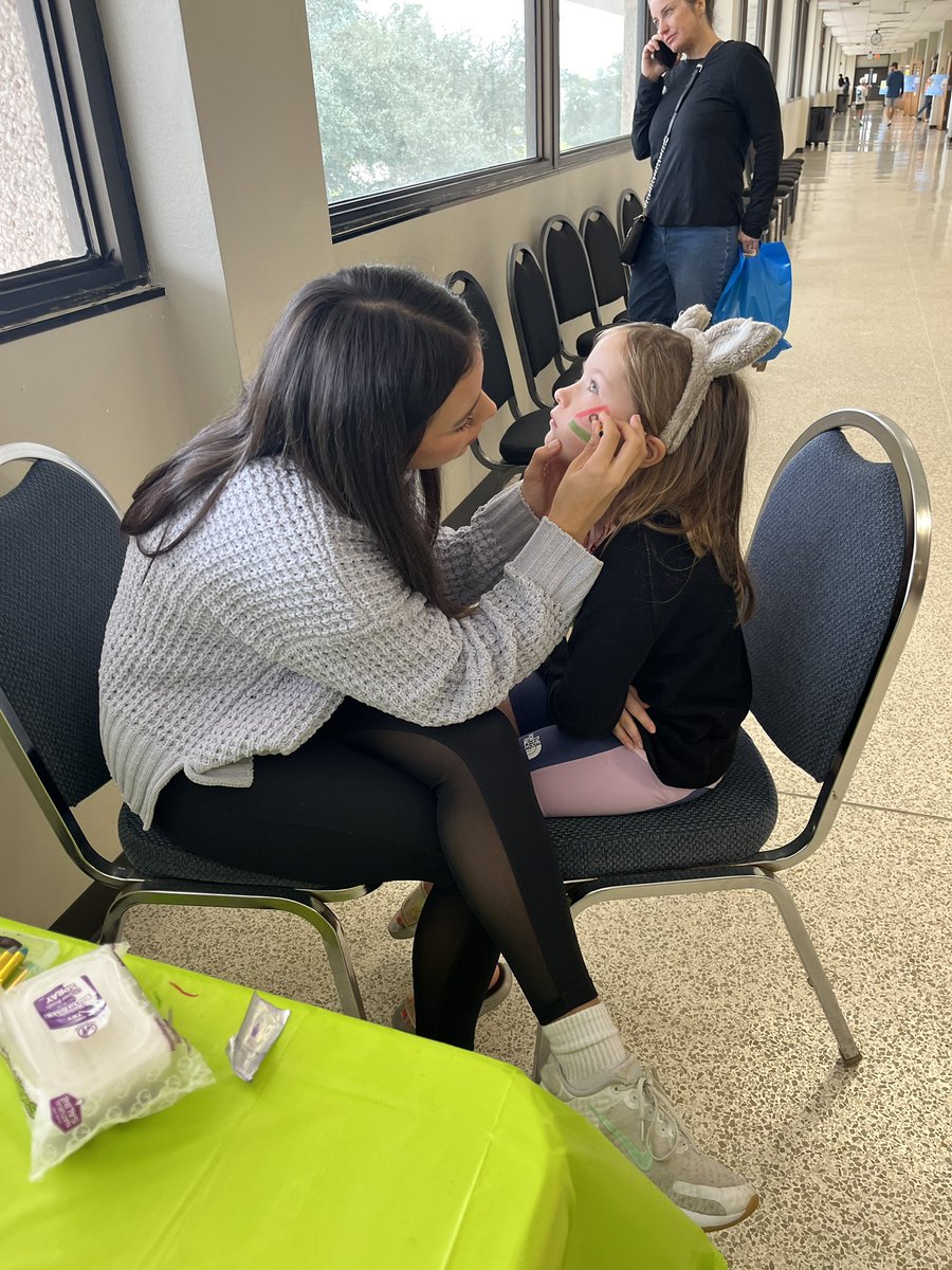 We couldn’t do it without our volunteers! Thank you, <a href="/Clear_LakeHS/">CLHS</a>, <a href="/HorizonsECHS/">Clear Horizons</a>, <a href="/CreekWildcats/">Clear Creek Wildcats</a>, and <a href="/Seabrook_ccisd/">Seabrook Int</a> for sharing some of your shining stars early this morning. #BooksAlive