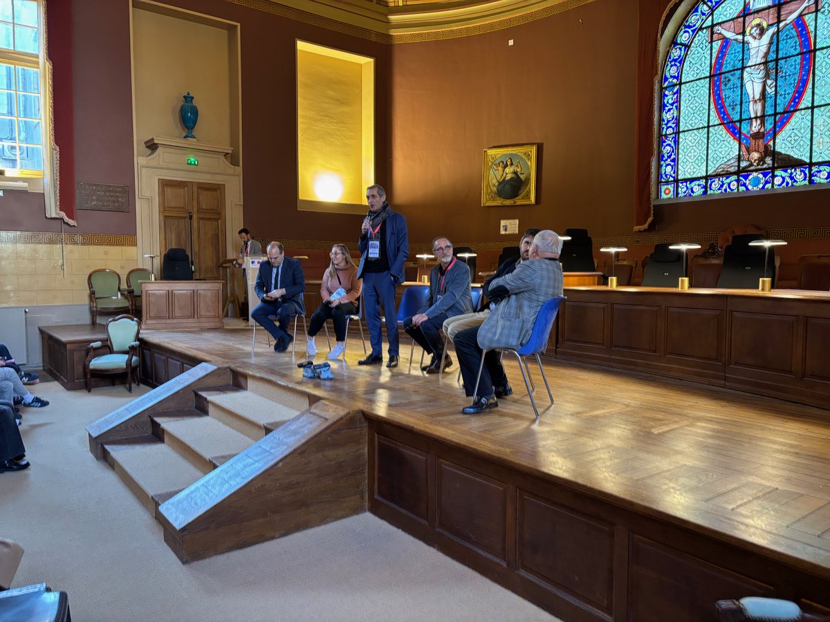 PremierPau's tweet photo. Belle réussite pour le 1er forum des métiers de la justice organisé ce jour au palais de justice par la cour d'appel de Pau et le CDAD64, qui a permis de réunir dans un même lieu tous les professionnels du monde judiciaire pour promouvoir leurs métiers aux jeunes du ressort https://t.co/YzWwvWduN4