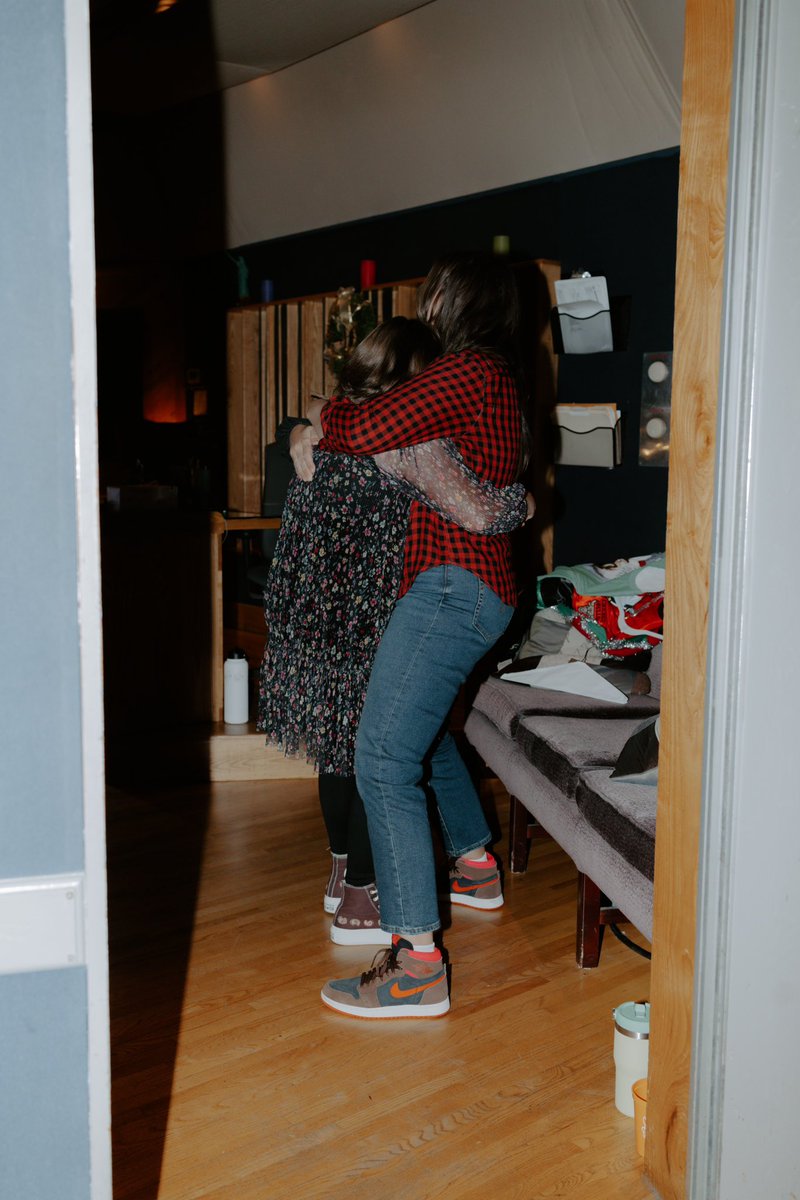 Hillary Scott tweet media