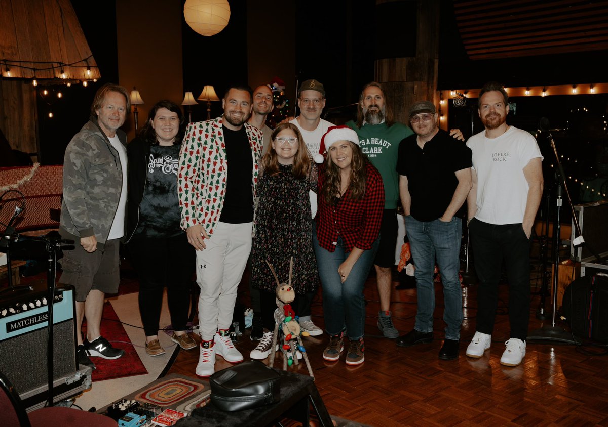 Hillary Scott tweet media