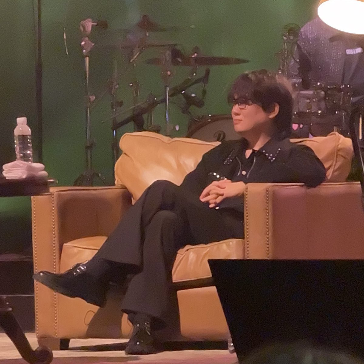 조그마한 사람이 큰 소파에 폭 박혀 있다고요