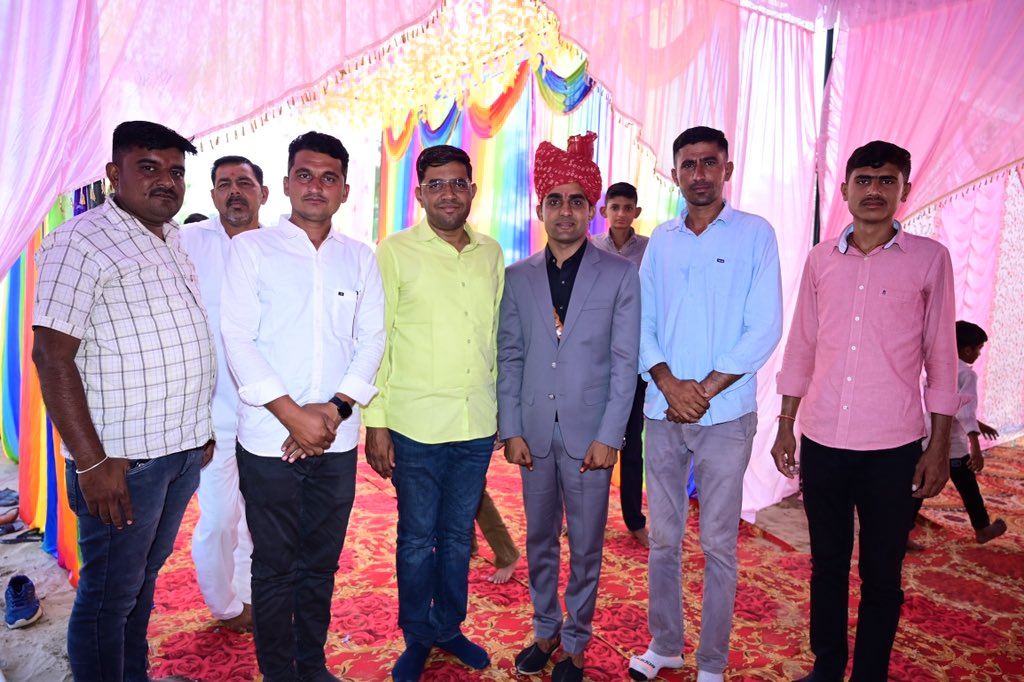 NarpatRajBarmer's tweet photo. नोखड़ा तहसील के ग्राम पंचायत मालपुरा में जीएसएसएस अध्यक्ष श्री दीपाराम जी थोरी पुत्र श्री मेहराराम जी के सुपुत्र वरिष्ठ अध्यापक मित्र ओमप्रकाश जी के विवाह में गतदिनों शामिल हुआ!
#Nokhra #Malpura https://t.co/bauuT8u6hz