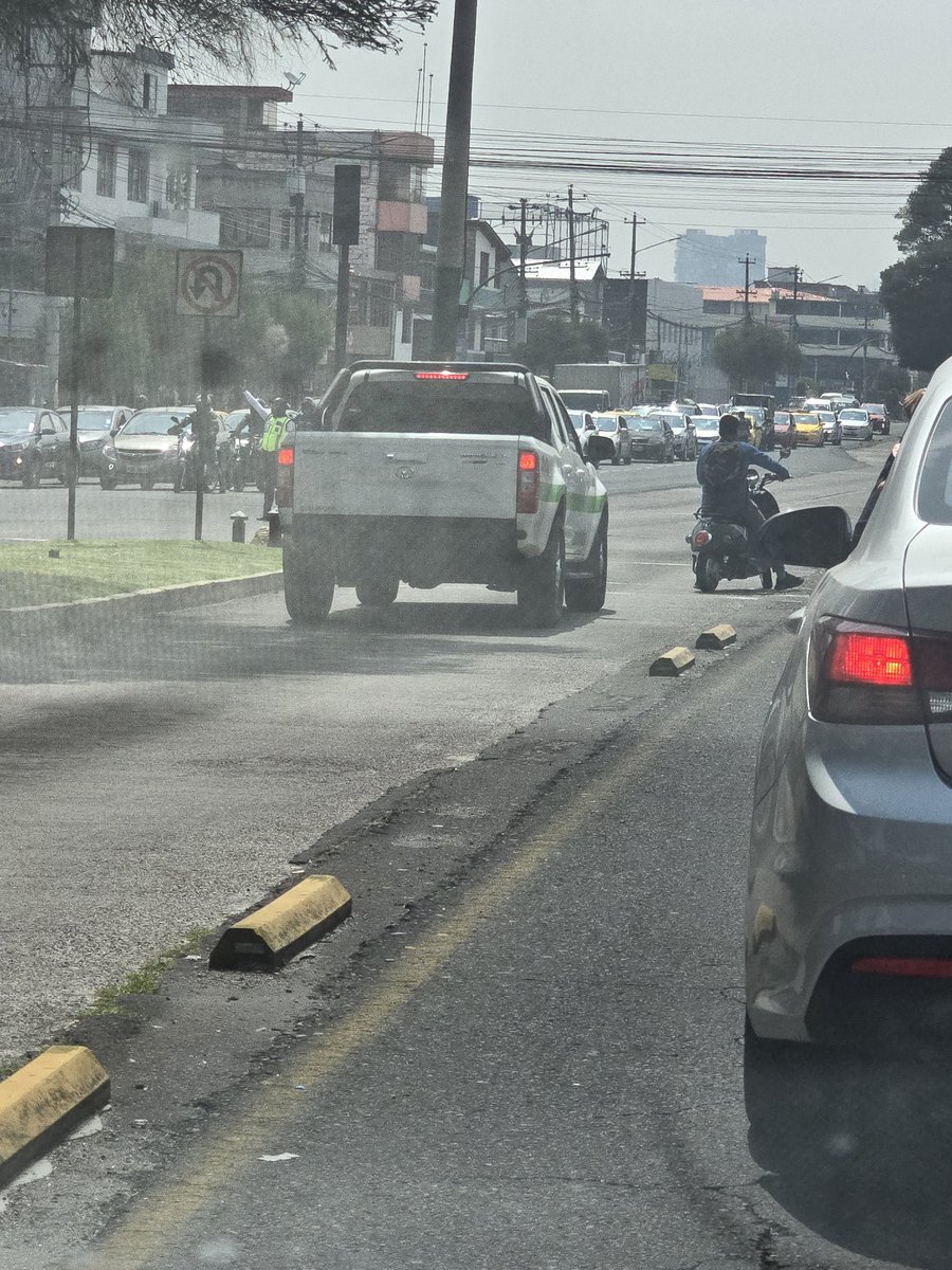 Moto eléctrica invade metro vía obdtaculizando paso de patrulla de policía.... Cuantos muertos debe existir para que el municipio haga algo por la cultura vial??? <a href="/pabelml/">Pabel Muñoz L.</a> <a href="/NoNegligencia/">Más allá de los cuentos</a>