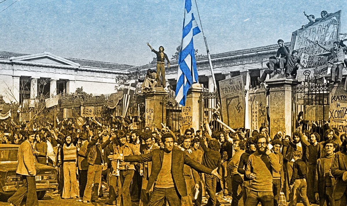 4fABkkc5xTv2aek's tweet photo. 🔴Έριξαν την “χούντα” τα “παιδιά του Πολυτεχνείου”;🤔
🔴Ένας από τους πιο διαδεδομένους μύθους της αριστεράς για το Πολυτεχνείο, είναι πως “έριξε την χούντα”. Ας δούμε κατά πόσο ευσταθεί...
Κατ’ αρχάς, η λέξη “χούντα” είναι ισπανικής προελεύσεως (junta) και σημαίνει “ένωση” ή “σύνδεσμος”. Με την ευρύτερη έννοια, περιγράφει μια στρατιωτική διακυβέρνηση, η οποία συνήθως προέκυψε πραξικοπηματικά.
🔴Τον Νοέμβριο του 1973, δεν υπήρχε στην Ελλάδα στρατιωτική διακυβέρνηση, άρα δεν υπήρχε “χούντα”! Νωρίτερα (στις 29/7/1973) διεξήχθη δημοψήφισμα, με το οποίο καταργήθηκε η Βασιλεία, ο Γ. Παπαδόπουλος ανακηρύχθηκε ΠτΔ, δόθηκε γενική αμνηστία στους πολιτικούς κρατουμένους, ήρθη ο στρατιωτικός νόμος, χαλάρωσε η λογοκρισία στον τύπο, ενώ την 1η Νοεμβρίου ανακοινώθηκαν ελεύθερες φοιτητικές εκλογές και δικαίωμα αναβολής στράτευσης για τους φοιτητές.
🔴Στις 8 Οκτωβρίου, ορκίστηκε πρωθυπουργός ο Σπύρος Μαρκεζίνης, επικεφαλής πολιτικής κυβέρνησης, με σκοπό να διεξαγάγει βουλευτικές εκλογές στις 10 Φεβρουαρίου 1974. Ο Σ. Μαρκεζίνης -ας μου επιτραπεί ο όρος- ήταν “μυστήριο τραίνο”. Δεν μπορούσε να τον κατατάξει κάποιος στην άκρα δεξιά, αλλά ούτε καν στην παραδοσιακή δεξιά. Είχε δε εμμονή με την ενίσχυση των σχέσεων με την ΕΣΣΔ!
🔴Το 1954, ως υπουργός Συντονισμού, στην τότε κυβέρνηση Παπάγου, εξασφάλισε μια επίσημη πρόσκληση να επισκεφθεί την ΕΣΣΔ και πρότεινε στον Παπάγο πολιτικό και οικονομικό άνοιγμα στην ΕΣΣΔ, αλλά και χαλάρωση των μέτρων κατά των κομμουνιστών, για την “κατοχύρωση της εσωτερικής ειρήνης”. Ο Παπάγος δεν συμφώνησε κι ο Μαρκεζίνης παραιτήθηκε.
🔴Τον Απρίλιο του 1959, ως αρχηγός ενός μικρού κόμματος, ο Μαρκεζίνης εξασφάλισε και πάλι πρόσκληση να επισκεφθεί την Μόσχα. Ήταν ο πρώτος Έλληνας πολιτικός που επισκέφθηκε την Σοβιετική Ένωση. Στις 25 Απριλίου είχε συνάντηση με τον αντιπρόεδρο Αναστάς Μικογιάν και την επομένη με τον Νικίτα Χρουστσώφ. Επιστρέφοντας, έγραψε σειρά άρθρων στον τύπο, προωθώντας ένα σχέδιο για “απύραυλη Βαλκανική”. Ο δε Κ. Καραμανλής, τον χαρακτήρισε “φορέα της σοβιετικής προπαγάνδας εν Ελλάδι”.
🔴Σύμφωνα με τον (γνωστό αριστερό και αυτοεξόριστο την περίοδο της δικτατορίας) Σωτήρη Βαλντέν, στο βιβλίο του “Παράταιροι Εταίροι”:
👉«Τον Αύγουστο του 1973, με την φημολογούμενη πρωθυπουργοποίηση του Μαρκεζίνη, ο Σοβιετικός πρεσβευτής ήδη τον κάλεσε στη Μόσχα ως μελλοντικό πρωθυπουργό, με ανταποδοτική επίσκεψη του Μπρέζνιεφ στην Αθήνα. Ο Μαρκεζίνης είχε δηλώσει ότι θα αναπτύξει τις σχέσεις με την ΕΣΣΔ, αλλά και ότι θα νομιμοποιήσει το ΚΚΕ. Η σοβιετική πρεσβεία στην Αθήνα φαίνεται πως ενθάρρυνε τη μεγαλύτερη δυνατή συμμετοχή πολιτικών δυνάμεων στις προγραμματισμένες εκλογές»👈
🔴Καταλάβατε γιατί το ΚΚΕ ήταν κατά της κατάληψης του Πολυτεχνείου; Περίμενε να νομιμοποιηθεί και να συμμετάσχει στις εκλογές! Στις εκλογές θα συμμετείχε και το ΚΚΕ εσωτερικού, λόγω των αρίστων σχέσεων που είχε αναπτύξει ο “χορηγός” του, Τσαουσέσκου, με τον  Παπαδόπουλο. Μάλιστα, ήταν προγραμματισμένη 3ήμερη επίσκεψη του Τσαουσέσκου στην Αθήνα, στις 21 Νοεμβρίου, αλλά δεν έγινε λόγω των γεγονότων του Πολυτεχνείου.
🔴Ωστόσο, το σχέδιο “φιλελευθεροποίησης”, δεν είχε γίνει αποδεκτό απ’ όλους στο στρατιωτικό καθεστώς. Υπήρχε μια μεγάλη ομάδα κυρίως χαμηλόβαθμων αξιωματικών, οι λεγόμενοι “κανταφικοί”, οι οποίοι κατηγορούσαν τον Παπαδόπουλο για “συμβιβασμό με το κατεστημένο” και “προδοσία των αρχών της επαναστάσεως”. Επικεφαλής αυτής της “τάσης”, ήταν ο διοικητής της ΕΣΑ, Δημήτριος Ιωαννίδης.
🔴Φυσικά, η δυσαρέσκεια για τον Παπαδόπουλο και τον “εκδημοκρατισμό” του καθεστώτος υπήρχε, αλλά είναι αμφίβολο αν θα οδηγούσε σε πραξικοπηματική ενέργεια χωρίς την κατάλληλη αφορμή. Η αφορμή αυτή ήταν τα γεγονότα του Πολυτεχνείου! Έτσι, μια βδομάδα μετά το Πολυτεχνείο (στις 25 Νοεμβρίου), εκδηλώθηκε πραξικόπημα που ανέτρεψε τους Παπαδόπουλο και Μαρκεζίνη και απέτρεψε το σχέδιο του “εκδημοκρατισμού”.
🔴Συμπέρασμα: ασχέτως των προθέσεών τους, τα “παιδιά του Πολυτεχνείου”, όχι μόνον δεν έριξαν την “χούντα”, αλλά έφεραν στην εξουσία μια ακόμα πιο σκληρή χούντα!