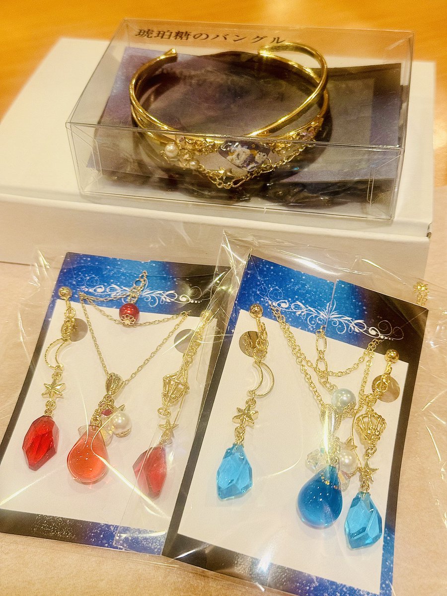 KKR_pk's tweet photo. #デザフェス戦利品 

新しく #デメネコ お迎えしちゃ✨
すぴるん #SUPIRUganbaru みたい👁🍓

本日のお耳のお供に #ItsMe.  さんのきゃわわお水ピアス🫧

ぴとお揃い用に #Lanparman さんのちんちんアクキー╰⋃╯🌈

妹母のお使いで #empty さんの琥珀糖アクセ🩸💧

眺めてｷｬｯｷｬｳﾌﾌしてる🥰 https://t.co/sDCJkacWbj