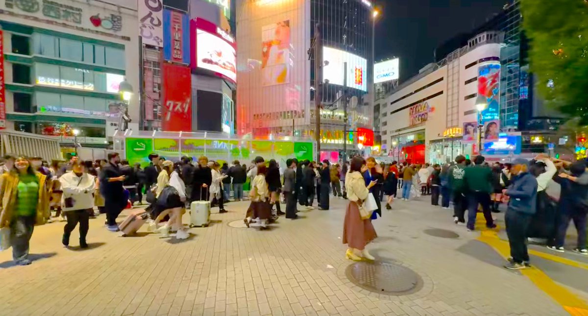 mayuahx's tweet photo. 11pm on Saturday November 16, 2024, the night temperature in Shibuya, Tokyo is 17 degrees. 🌖
There are relatively many people today...
#TokyoNight #WalkInTokyo #DateInTokyo #ひとりデート https://t.co/XXWZk71fEn
