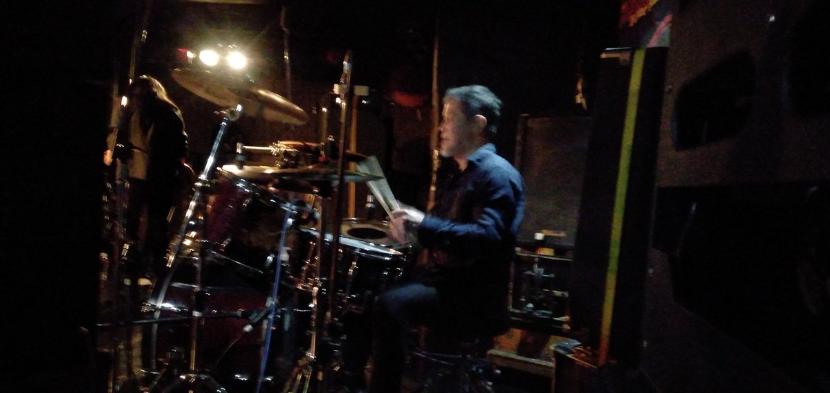 先ほど帰宅　本日はベアボーンズ@アースダムに行ってました　第一部の初期曲バージョンは一部にしかウケてなかったけど個人的には面白かったです　当初の予想通り原爆オナニーズで盛りあがり　第二部は通常営業で良いライブでした　写真はアンコール時のドラマーアベちゃん　実は結構アベちゃんファン