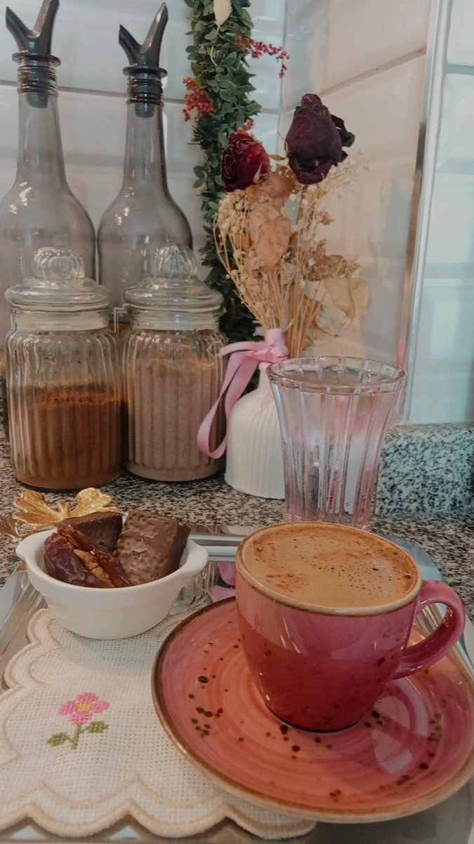 Kalbin yetmiyorsa sevemeyeceğin insanı yorma.
Cesaretin yoksa, yürüyemeyeceğin yola çıkma.