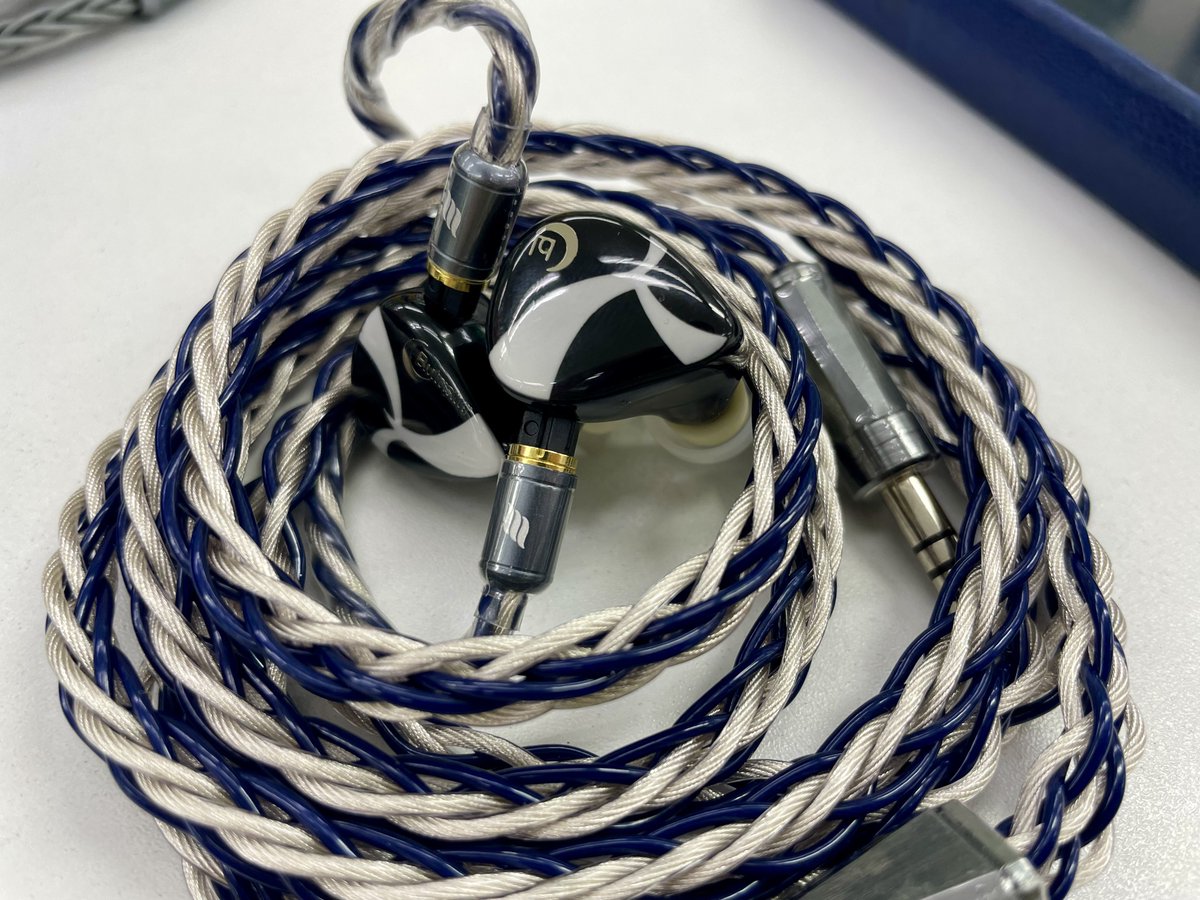 Night Oblivion Butastur（ビュタスタル） まず10BAなのに筐体が小さく