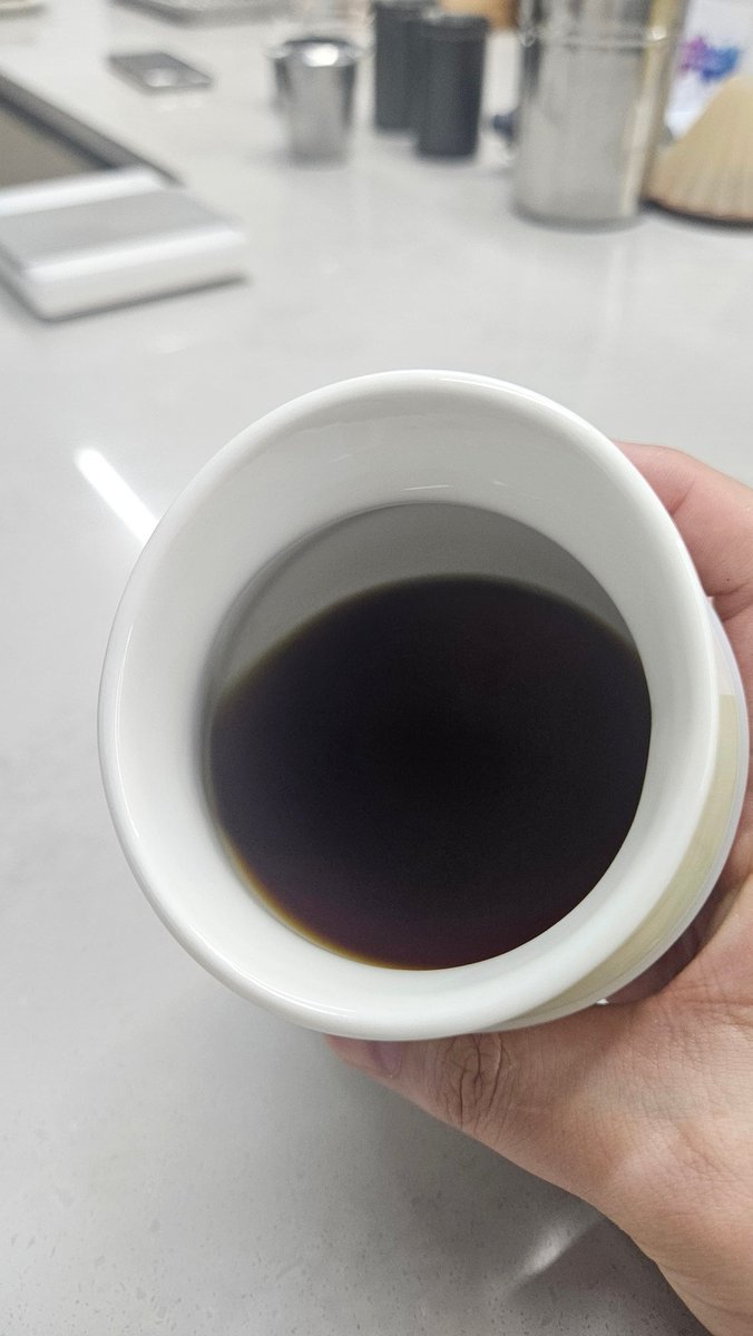 AppleMint_Kr's tweet photo. 2-waycupいいな‼️
広い面積の方に口をつけて飲むと香りと味が口の中に一緒に感じられ、狭い方に飲むと鼻では香りが口では味が別に感じられる。

#センサリー #センサリーカップ  #コーヒー #珈琲 #コーヒーのある暮らし #2waycup https://t.co/z1NfioNPfk
