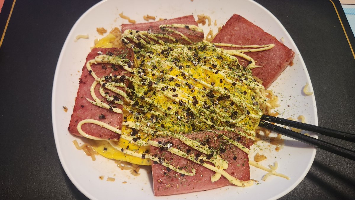 supaishy's tweet photo. Okay so I absolutely suck with presentation but I tried!! Some indomie with a scrambled egg on top and spam on the sides, along with some kewpie mayo and rice seasoning on top. It tasted better than it looks! 

#TomoHiyoMEAL https://t.co/5hYUPnIZCg