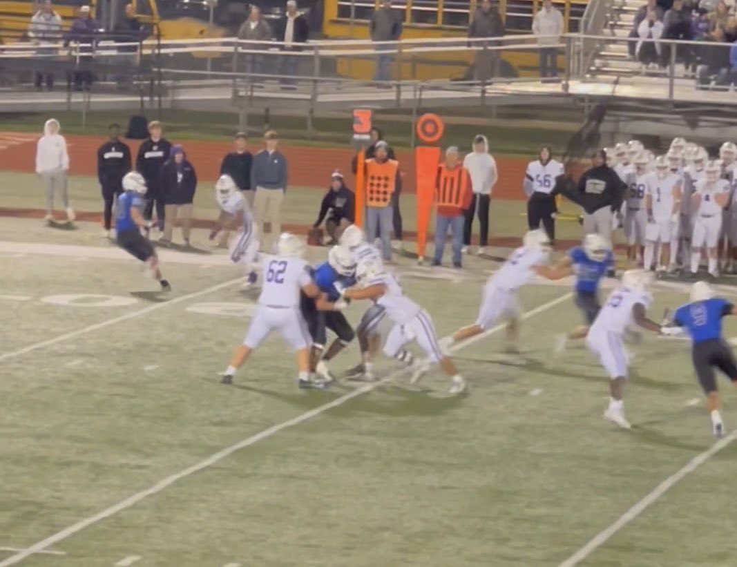 PinkShapedPaper's tweet image. @GETrailblazerFB won KS 6A Sectional last night, Substate up next! Here’s a couple clips of @Isaiah__40, nice job, this kid can play some football &amp;amp; he does it while drawing 2 &amp;amp; 3 defenders every game. Might as well build a wall 🏈 keep working Zay. ❤️ this team @CoachJesseOwen