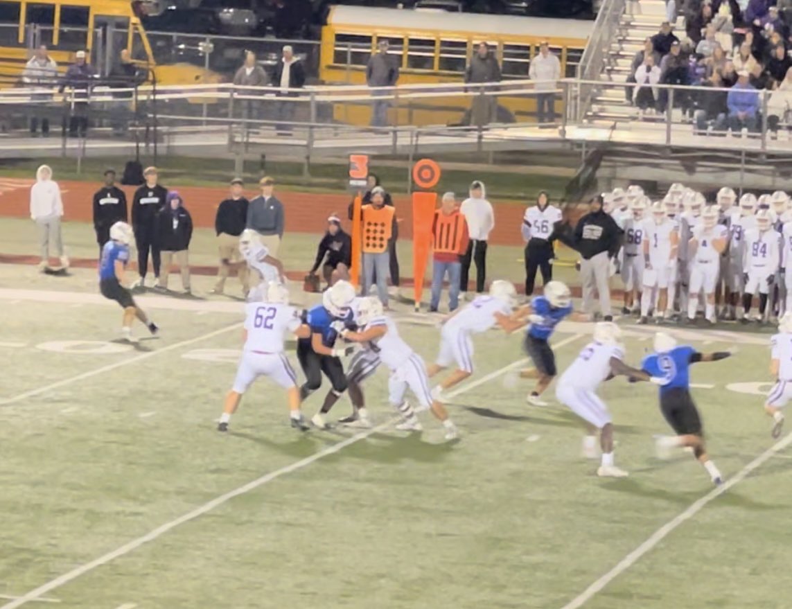 PinkShapedPaper's tweet image. @GETrailblazerFB won KS 6A Sectional last night, Substate up next! Here’s a couple clips of @Isaiah__40, nice job, this kid can play some football &amp;amp; he does it while drawing 2 &amp;amp; 3 defenders every game. Might as well build a wall 🏈 keep working Zay. ❤️ this team @CoachJesseOwen