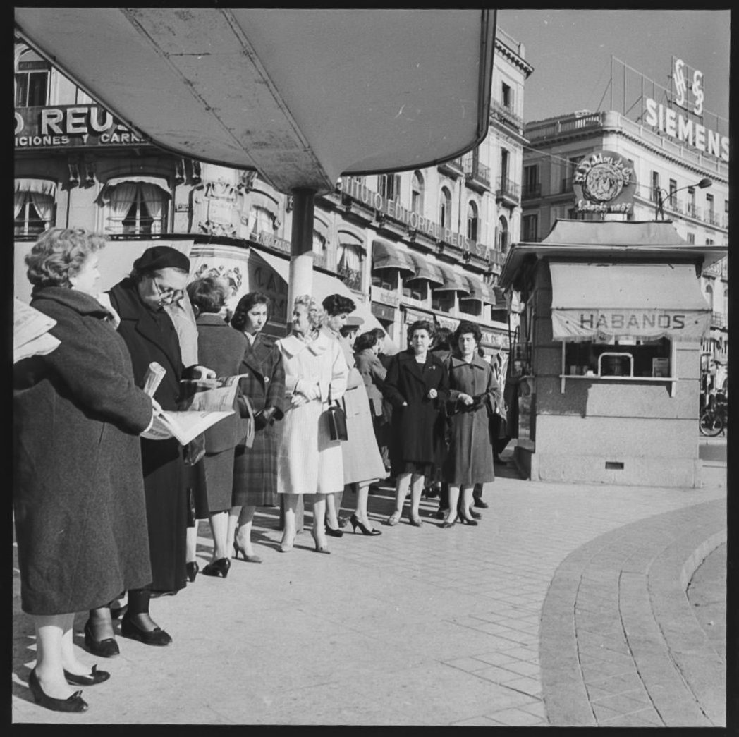 Esperando al autobús en la Puerta del Sol de Madrid en 1958.