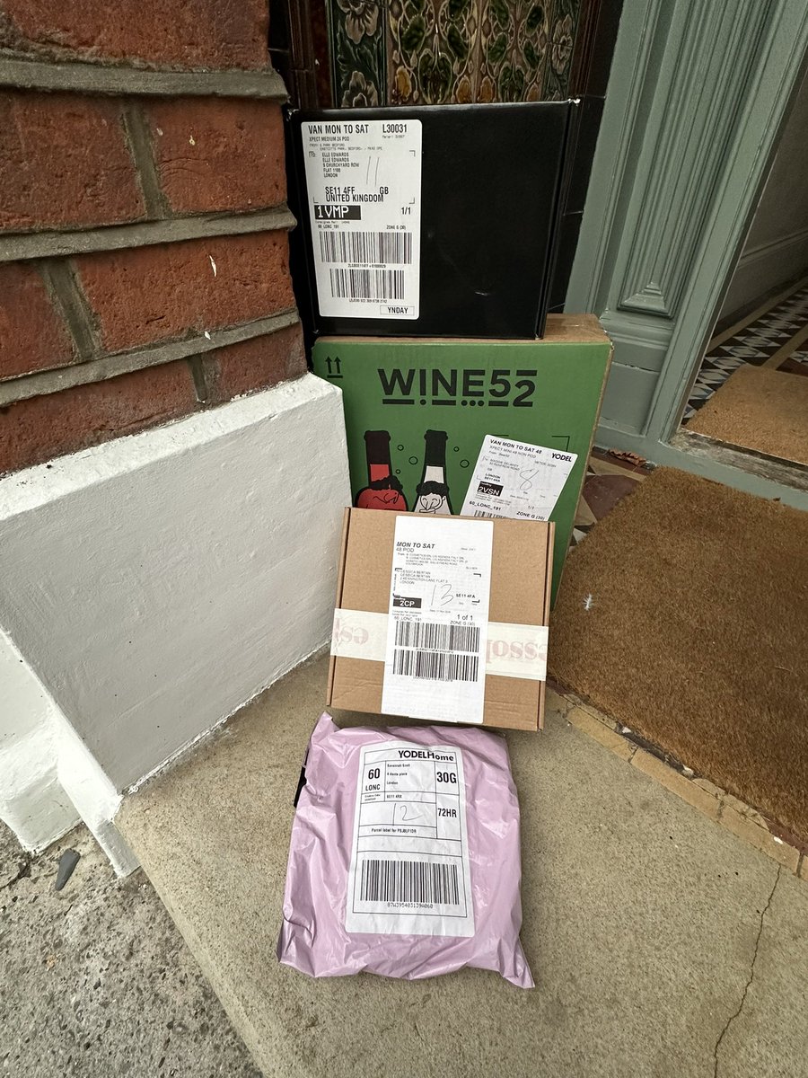 crancherry's tweet image. I just found four Yodel badged parcels in my front yard (Sat 3pm). They were near a public footpath, so there may have been more that may have been nicked before I got there. #yodelparceluk #yodelcares_not #Yodelhell #yodelsupportuk