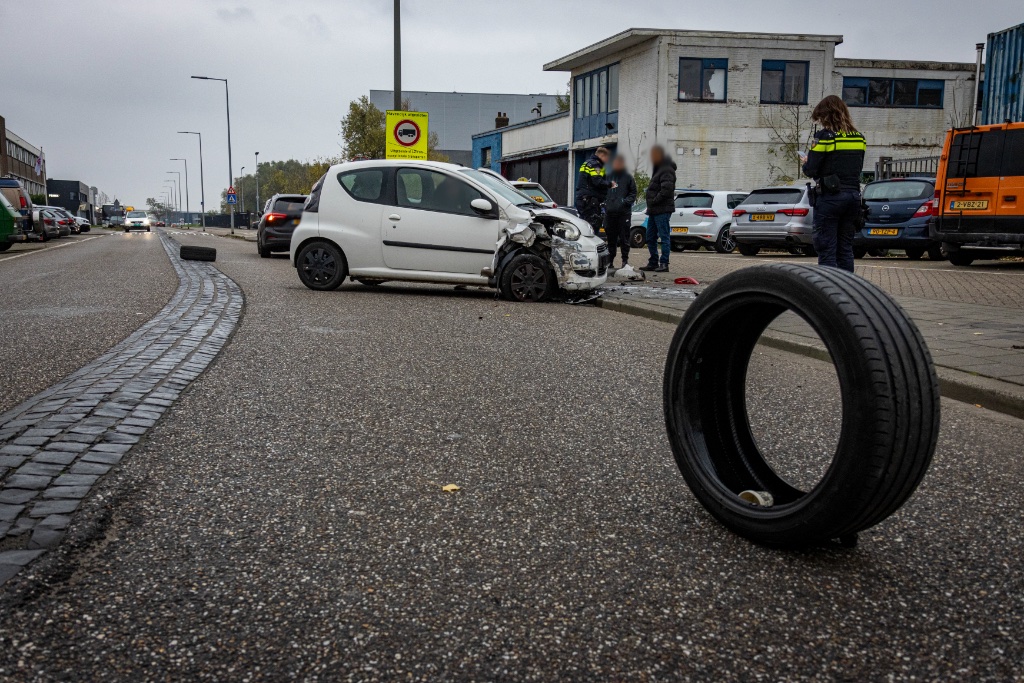 Schade na aanrijding op Nieuw Mathenesserstraat