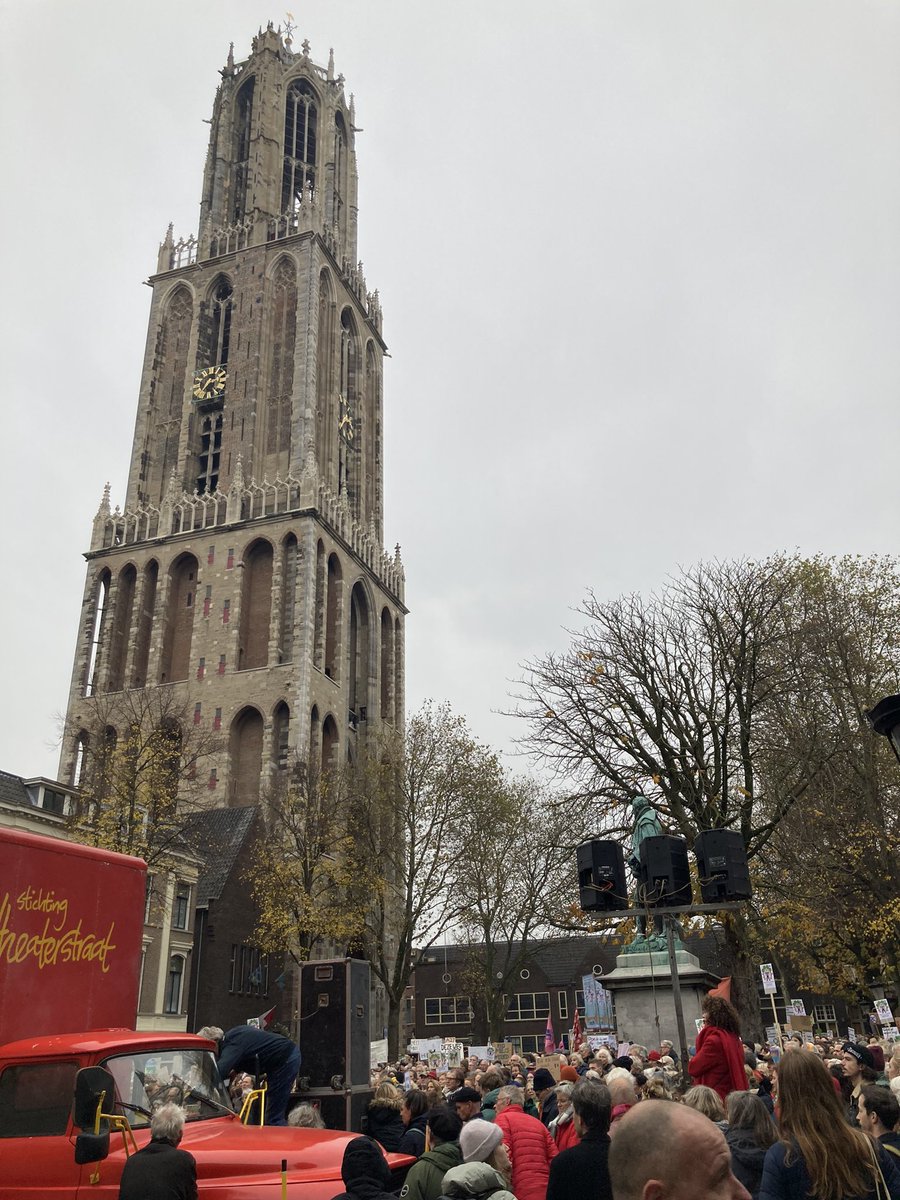 Mooie, drukbezochte demonstratie tegen de verbreding van de A27. De aanhouder wint!👊🌹🍀 #redAmelisweerdNu