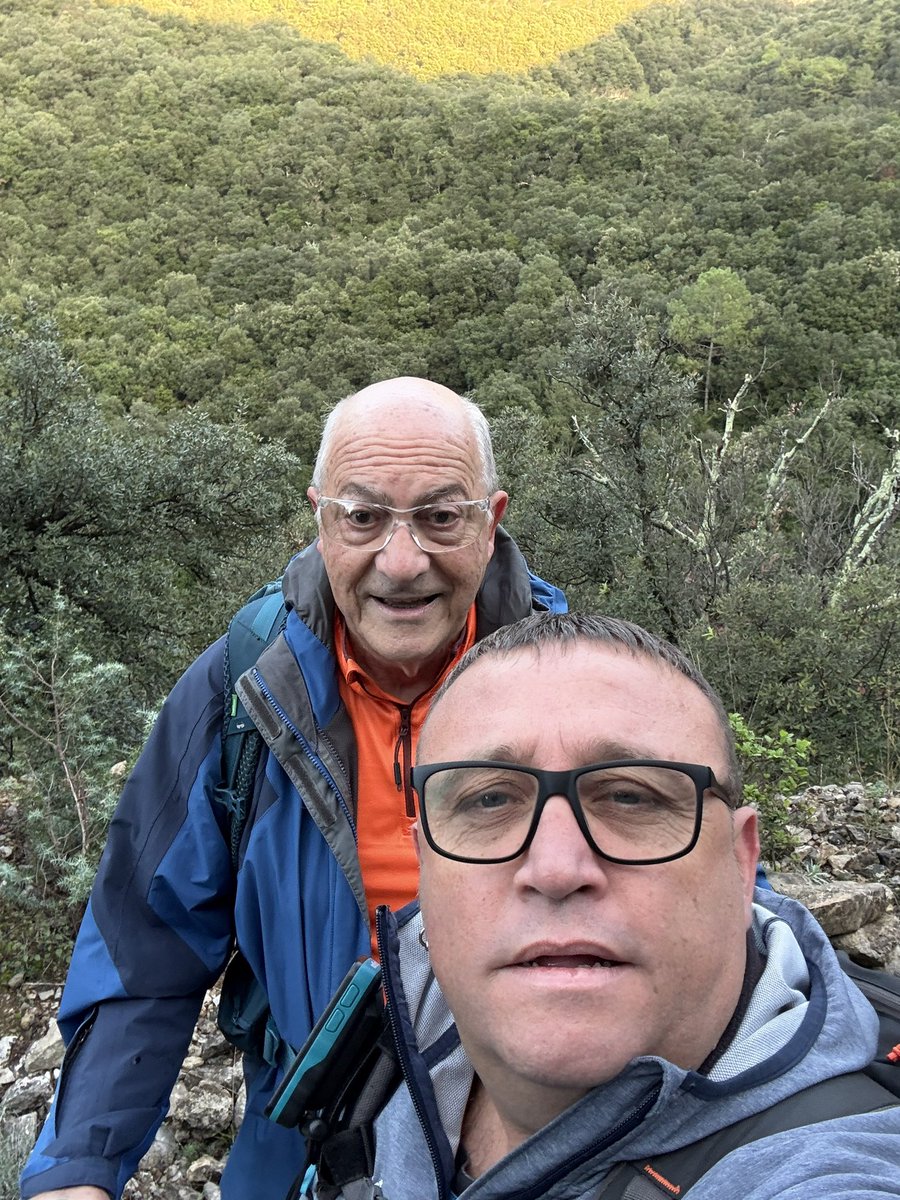 PolloRoses's tweet photo. Mesurant amb el amic i gran @milio47 l’excursió que farem dissabte que ve diferents centres excursionistes de la #RegioII de la @FEEC_cat en la que serà la primera sortida conjunta de la nostra divisió territorial..🫶 https://t.co/hvTxAe8xBk