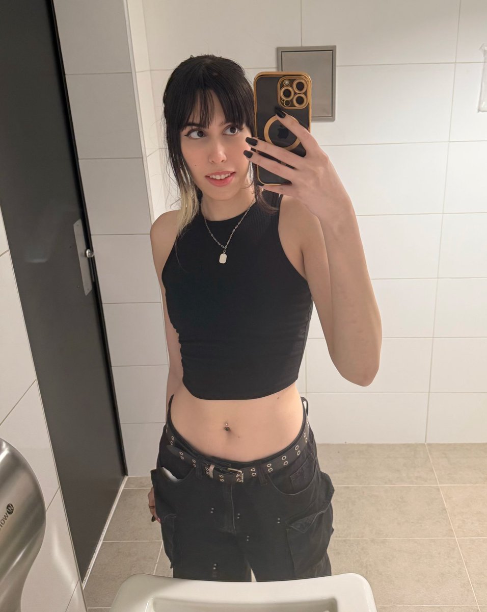 Trans women? In public bathrooms!?
Impossible!😱