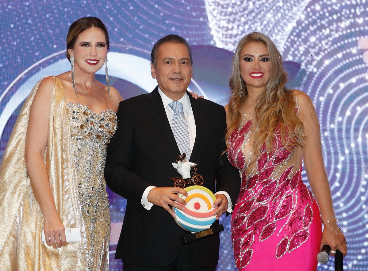 MFBeltrones's tweet photo. La noche de ayer tuve el honor de ser reconocido por la Alianza de Líderes Mundiales (ALMA), y la Asociación de Municipios de México AC (@AMMAC_OficialMx), en la categoría de Trayectoria Política por los más de 50 años en los que me he dedicado al servicio público y legislativo para hacer que lo bueno pase en México y #Sonora. Agradezco mucho a estas organizaciones por el galardón y felicito a quienes también fueron premiados!