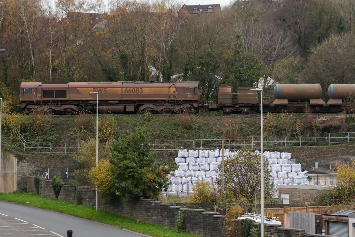 Buzz37295's tweet photo. Saturday morning RHTT with 66083 TnT 66054 3S62 0104 Stormy to Margam T.C. head south out of Llanbradach 66083 almost blending into the foliage. 16.11.2024 ©️ NH https://t.co/9gSEMP9g9C