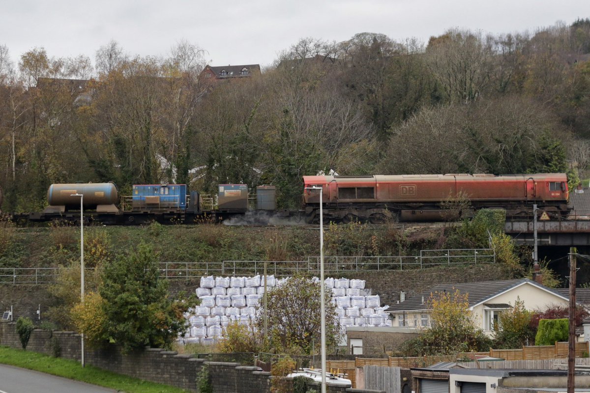 Saturday morning RHTT with 66083 TnT 66054 3S62 0104 Stormy to Margam T.C. head south out of Llanbradach 66083 almost blending into the foliage. 16.11.2024 ©️ NH