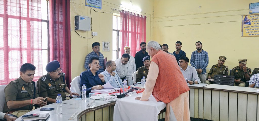 DMBalrampur's tweet photo. तहसील तुलसीपुर में संपूर्ण समाधान दिवस मंडलायुक्त महोदय एवं डीआईजी महोदय देवीपाटन मंडल की अध्यक्षता में संपन्न हुआ। इस दौरान जनमानस की शिकायतों / समस्याओं को सुना गया तथा संबंधित को शिकायतो के समयबद्ध व गुणवत्तापूर्ण निस्तारण का निर्देश दिया गया।
@CMOfficeUP @UPGovt @ChiefSecyUP https://t.co/WvWynC2Oyf