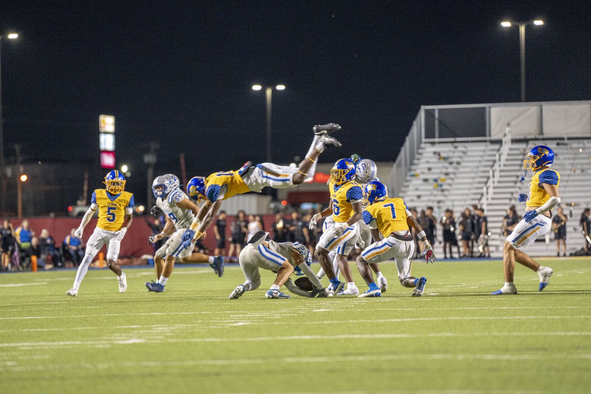 D1favo's tweet photo. Sometimes to make the play you gotta take flight ✈️🤷‍♂️🤣 #GIOI #FridayNightLights #AGTG #GHGala11 @Warren11468692 https://t.co/SiMrNoFh3f