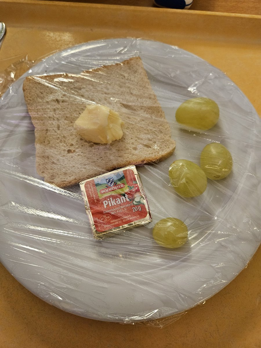 Abendbrot im DRK Heim
Ein Platz der fas 4000€ kostet.!
Noch Fragen?