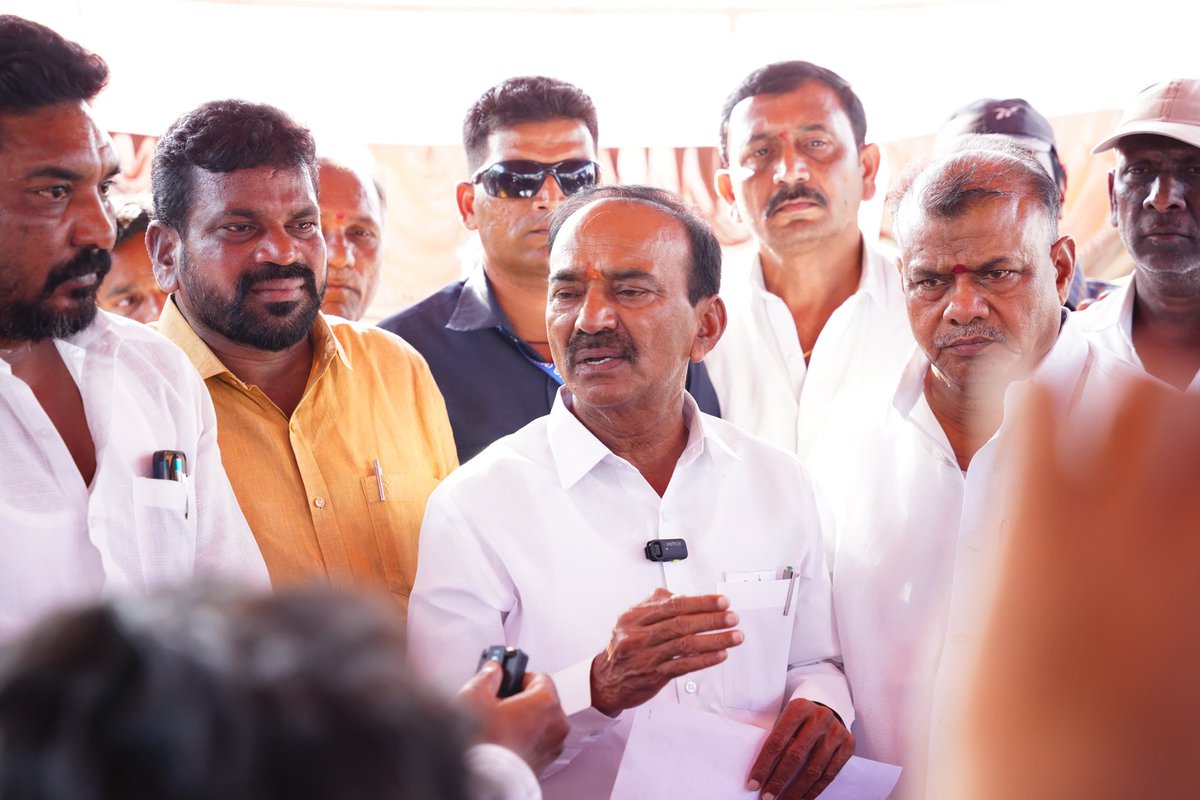 Eatala_Rajender's tweet photo. చెన్నాపురం చౌరస్తా నుండి బి.జె.ఆర్ నగర్ వరకు 100 ఫీట్ల రోడ్డు విస్తరణలో భాగంగా నష్టపోయిన భూ బాధితులకు అండగా నిలబడి ధైర్యం చెప్పడం జరిగింది.

హైడ్రా, మూసీ నది ప్రక్షాళన పేరిట పేదల ఇండ్లు కూలగొట్టారు. రేవంత్ రెడ్డి పేదల ఇండ్లు కూలగొట్టే  ముఖ్యమంత్రిగా పేరు తెచ్చుకున్నాడు.

సర్కారు చేసిన పిచ్చి పనులు ఇక చాలు.. మీరు అనుకున్న అందమైన నగరానికి, అందమైన రోడ్లకు మేము వ్యతిరేకం కాదు కానీ పేదల బతుకులు నాశనం చేసి రంగుల ప్రపంచాన్ని ఆవిష్కరిస్తా అంటే చూస్తూ ఊరుకోము. నాయకులు చెప్పారు కదా అని అధికారులు పిచ్చిపిచ్చి వేషాలు వేస్తే ఊరుకోము.