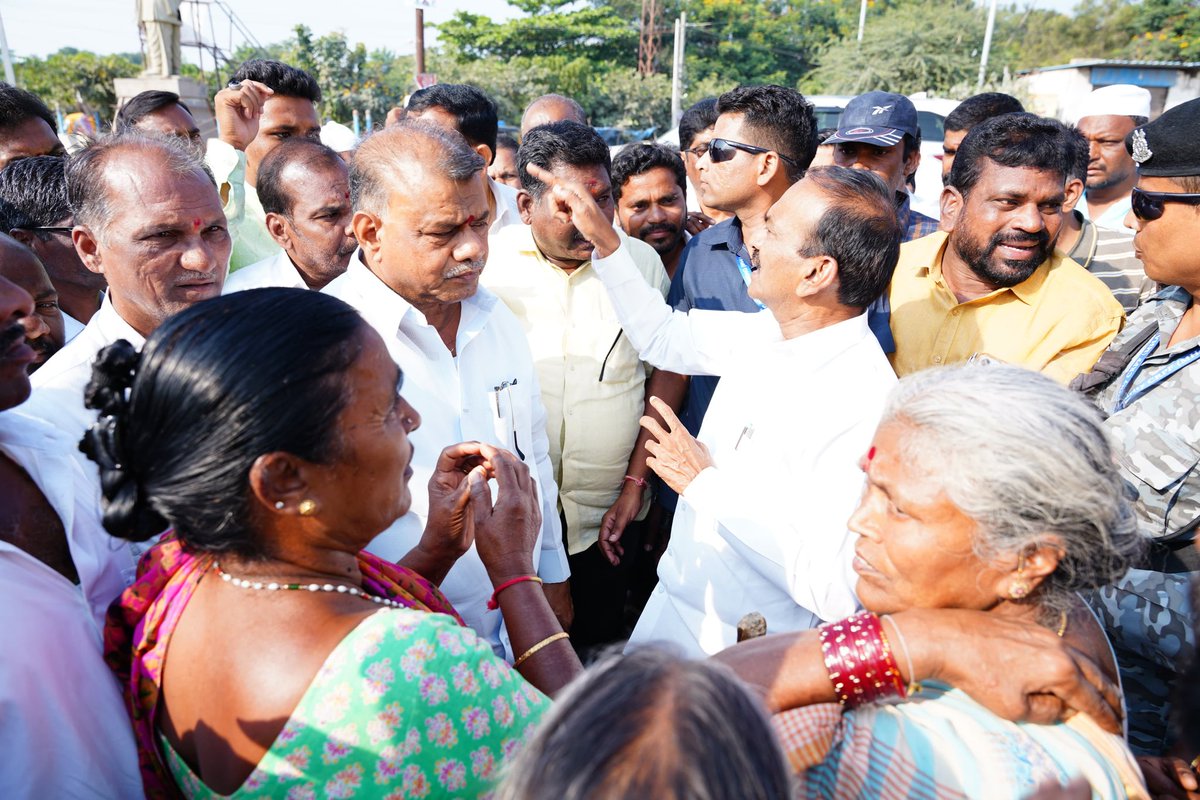 Eatala_Rajender's tweet photo. చెన్నాపురం చౌరస్తా నుండి బి.జె.ఆర్ నగర్ వరకు 100 ఫీట్ల రోడ్డు విస్తరణలో భాగంగా నష్టపోయిన భూ బాధితులకు అండగా నిలబడి ధైర్యం చెప్పడం జరిగింది.

హైడ్రా, మూసీ నది ప్రక్షాళన పేరిట పేదల ఇండ్లు కూలగొట్టారు. రేవంత్ రెడ్డి పేదల ఇండ్లు కూలగొట్టే  ముఖ్యమంత్రిగా పేరు తెచ్చుకున్నాడు.

సర్కారు చేసిన పిచ్చి పనులు ఇక చాలు.. మీరు అనుకున్న అందమైన నగరానికి, అందమైన రోడ్లకు మేము వ్యతిరేకం కాదు కానీ పేదల బతుకులు నాశనం చేసి రంగుల ప్రపంచాన్ని ఆవిష్కరిస్తా అంటే చూస్తూ ఊరుకోము. నాయకులు చెప్పారు కదా అని అధికారులు పిచ్చిపిచ్చి వేషాలు వేస్తే ఊరుకోము.