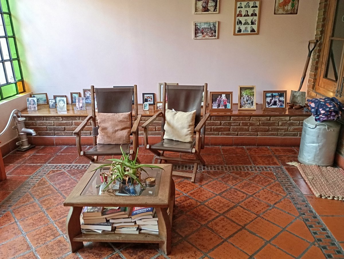 La casa de mi viejo tiene una particularidad: eso que parece un mueble donde apoyar fotos es un túnel que une el patio con el garage. Su función es que por ahí pasen los perros para ir de un lado al otro cuando quieran. Le decimos "perroducto" y es muy efectivo.