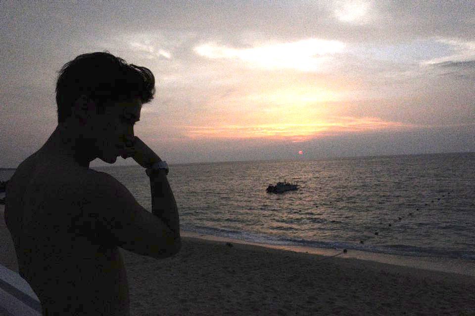 옛날밍쫑은 그때의 맛이있어...
특히 밍구가 찍어준 윤덩한이나
형 머리길때 손목에 머리끈 차고다녔던거랑..
똑같은 곳에서 한명은 셔츠입고 대낮에 한명은 상탈하고 해가 지기시작할때 서로 찍어준거......
아 갑자기 개열받음