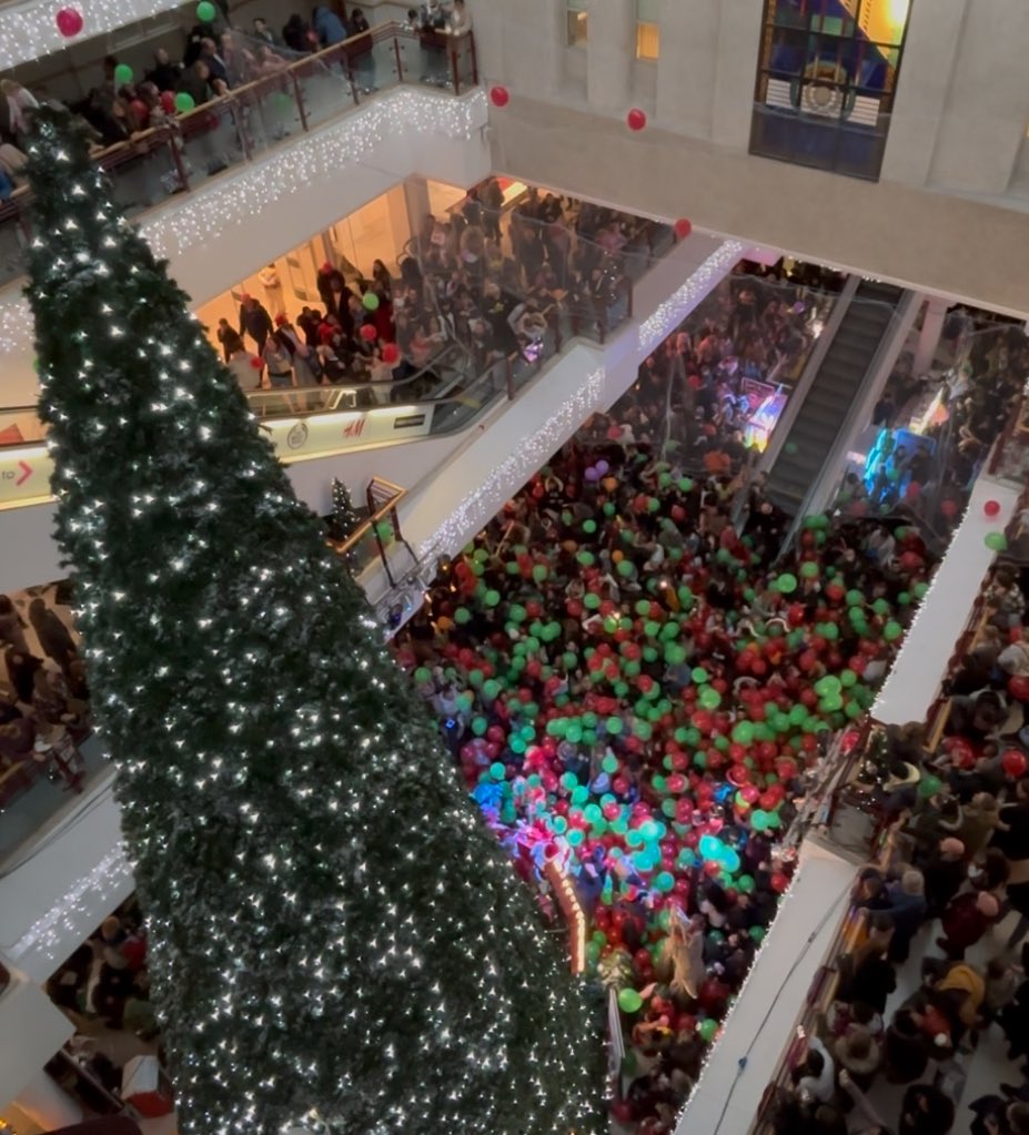BenMearns's tweet image. Christmas has arrived in Redhill!
Great job @BelfryShopping @SiBashDame, Mr Mayor and of course Father Christmas.