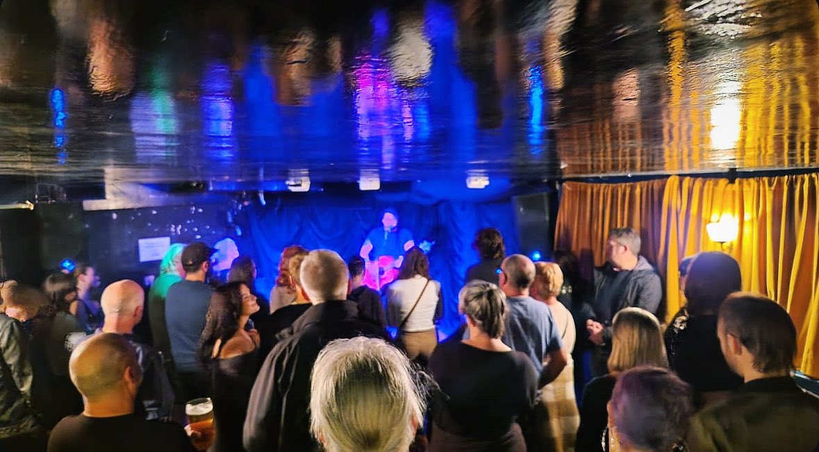 London! Last night you were majestic! 

Nothing like the full voice of a sold out show singing back at you!

Plus Gaz &amp; I took a little trip to what used to be the Monarch!

Massive thanks to <a href="/GazBrookfield/">Gaz Brookfield</a> &amp; to <a href="/Aces_Bar/">Aces and Eights Bar</a>!

Maybe one more show this year? What do you reckon…

B
x