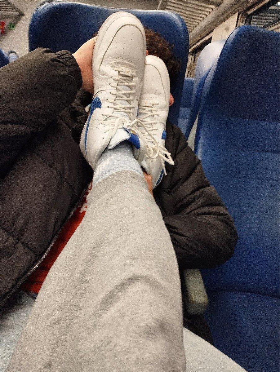 KinchAssEater's tweet photo. He got comfortable 😵 I swear I'm dying 😫😭😭 the stench stings so much🤧 like a needle piercing my brain!🧀💥🤮 https://t.co/KdJpEhcNOI