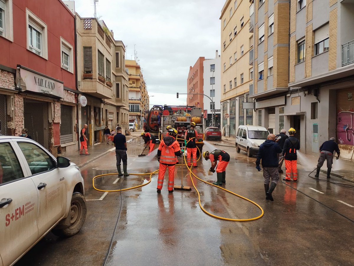 BombersForestalsGVA (@bforestalspv) on Twitter photo Las unidades de bomberos forestales <a href="/GVAbforestals/">Servei Bomber(e)s Forestals GVA</a> de Calles, Yatova y Buñol trabajando en Benetússer.
#LosDeAmarillo Las unidades de bomberos forestales <a href="/GVAbforestals/">Servei Bomber(e)s Forestals GVA</a> de Calles, Yatova y Buñol trabajando en Benetússer.
#LosDeAmarillo