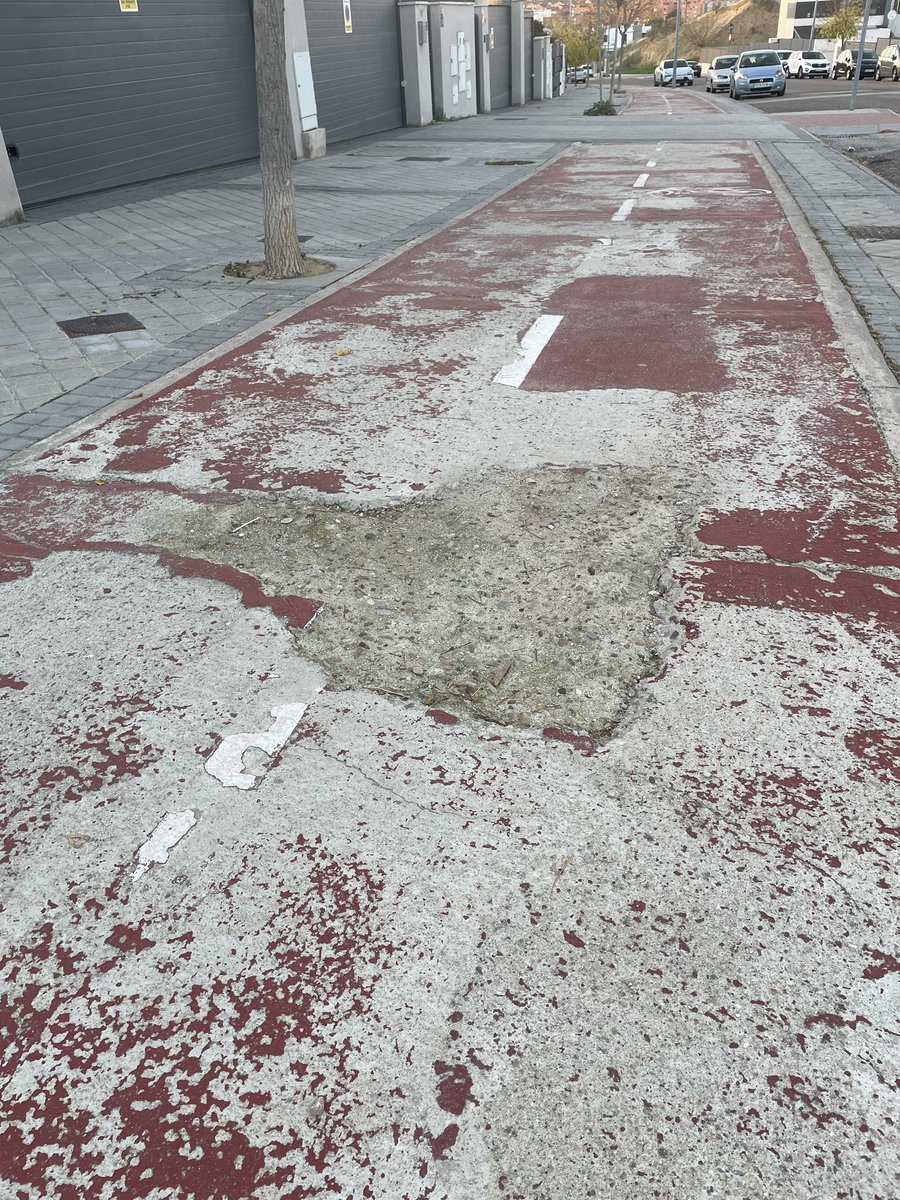 ArroyoMejora's tweet photo. ¿A esto lo llamáis carril bici? @Arroyomolinos @Rodriguezdecaso @LuisQuirogaT https://t.co/QPIndPWlwz