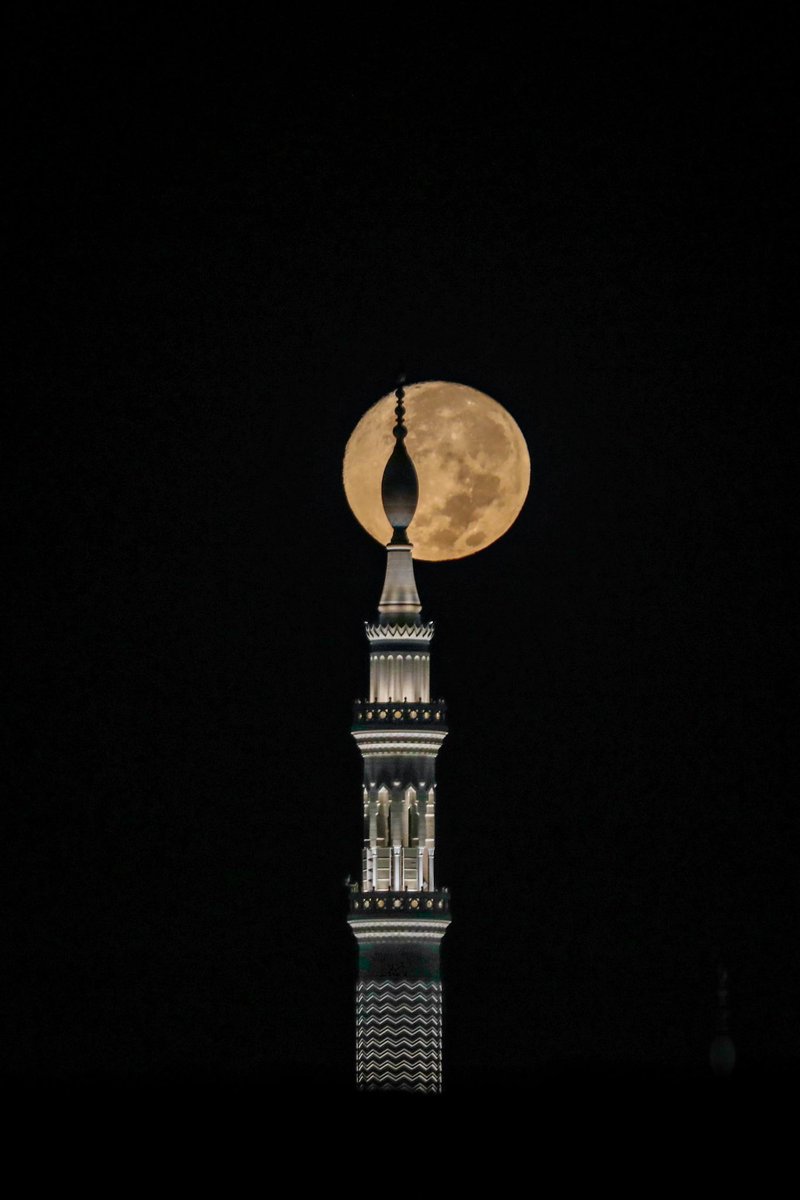 AJELNEWS24's tweet photo. عاجل 🔴 

الآن ..

القمر العملاق يُضيء سماء مدينة الرسول الكريم ﷺ  .

- https://t.co/yLlHifqRES