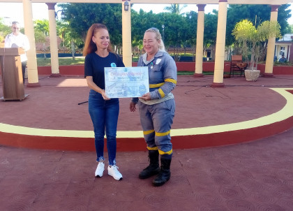 DiarioMayabeque's tweet image. Entre aplausos y reconocimientos entregaron la Bandera Proeza Laboral al Contingente de Linieros Ernesto Che Guevara de Villa Clara por la consagración y solidaridad mostrada en la labores de recuperación en #Mayabeque.
#MujerEmpoderada #UnidosPorCuba  #DePieYCombatiendo