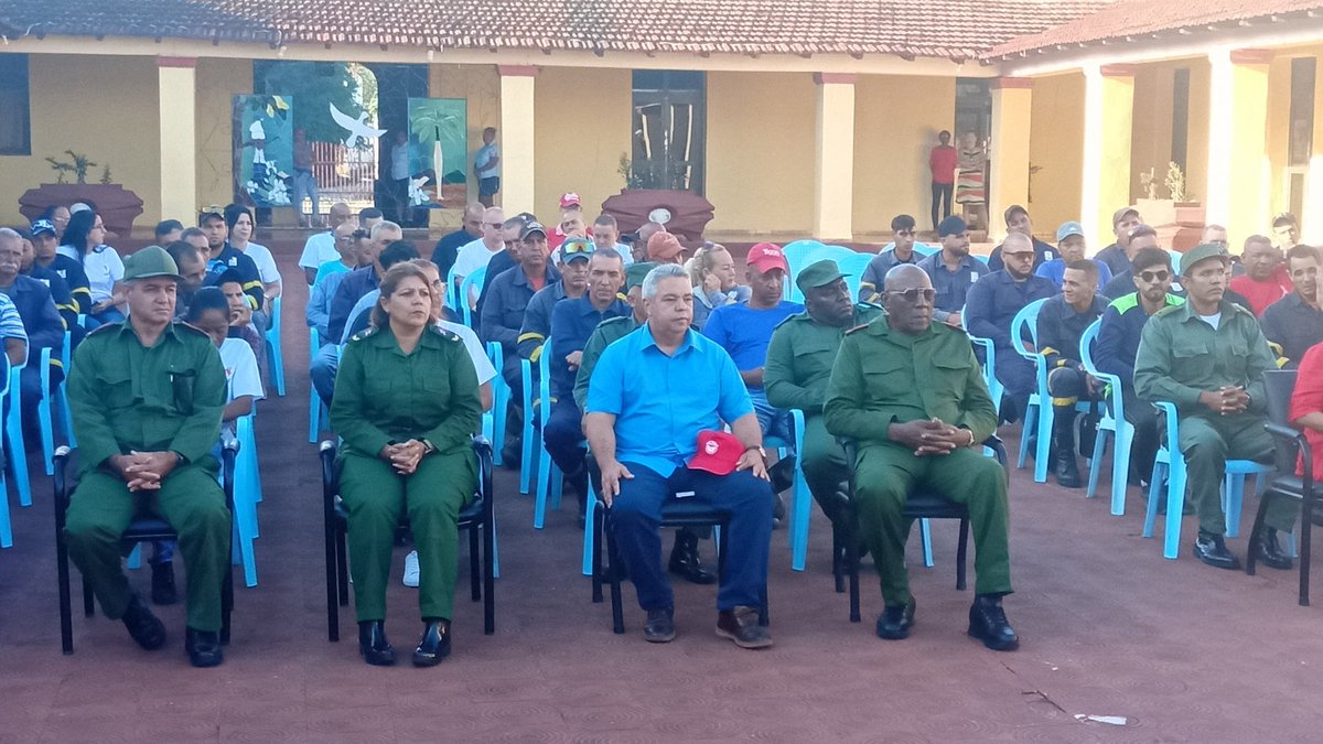 DiarioMayabeque's tweet image. Entre aplausos y reconocimientos entregaron la Bandera Proeza Laboral al Contingente de Linieros Ernesto Che Guevara de Villa Clara por la consagración y solidaridad mostrada en la labores de recuperación en #Mayabeque.
#MujerEmpoderada #UnidosPorCuba  #DePieYCombatiendo