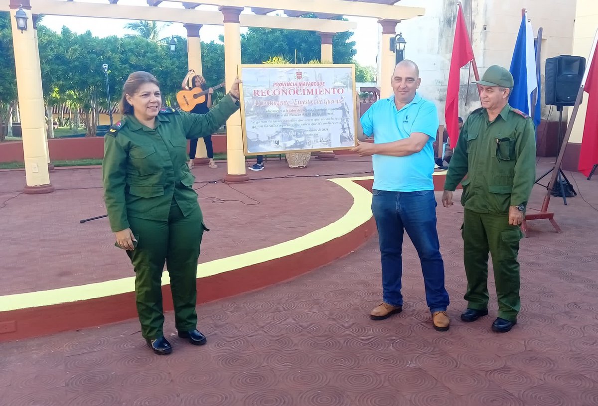 DiarioMayabeque's tweet image. Entre aplausos y reconocimientos entregaron la Bandera Proeza Laboral al Contingente de Linieros Ernesto Che Guevara de Villa Clara por la consagración y solidaridad mostrada en la labores de recuperación en #Mayabeque.
#MujerEmpoderada #UnidosPorCuba  #DePieYCombatiendo