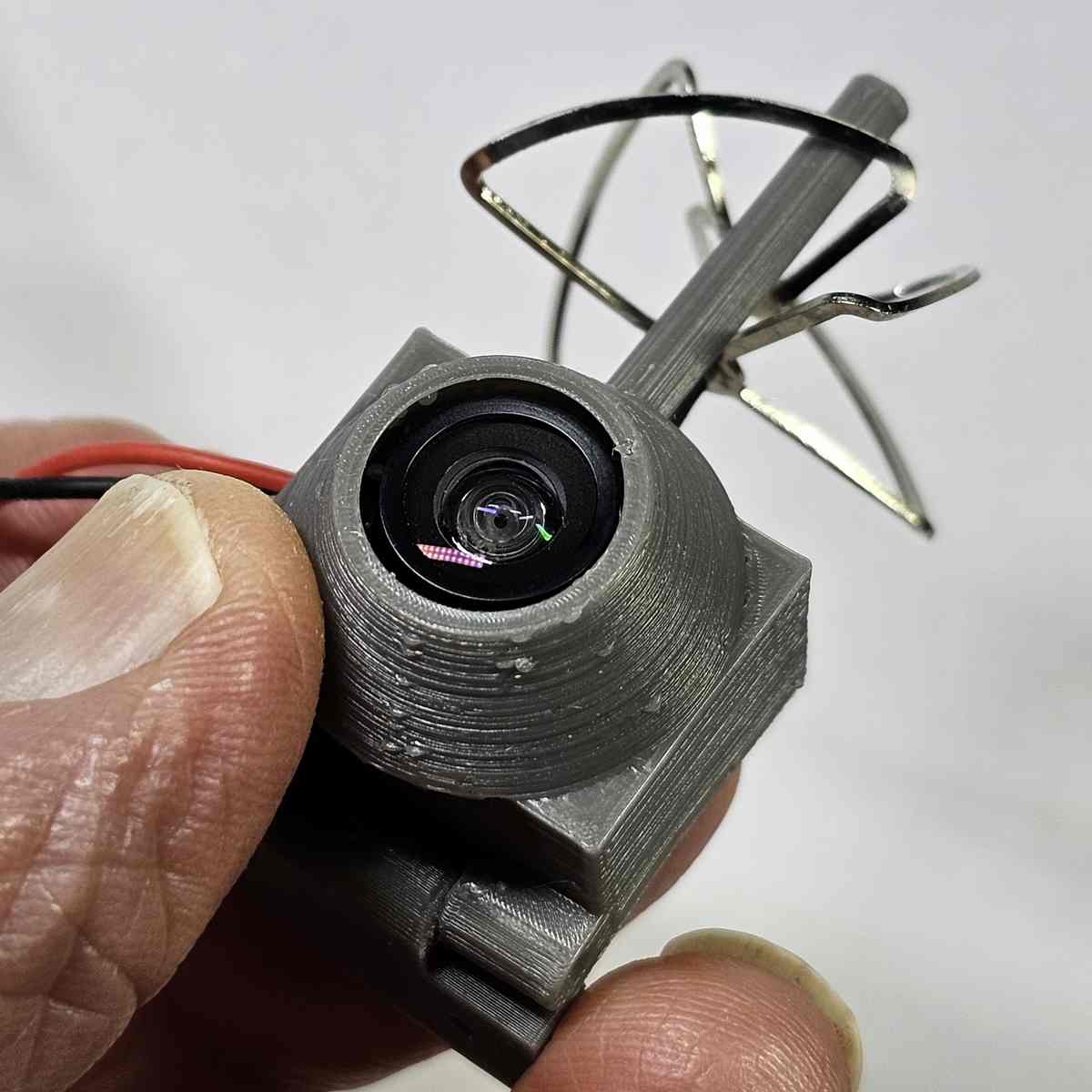 Pour un copain du #FabLabUtoPi  de <a href="/villeducreusot/">Ville du Creusot</a> qui veut faire du #FPV, préparation d'un casque <a href="/EachineOfficial/">Eachine Official</a> avec une caméra 5,8GHz analogique en #NTSC. J'attends encore les bons connecteurs pour faire un montage propre mais c'est bien parti 🙂