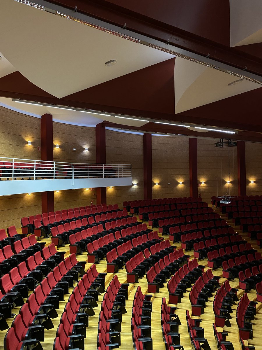 He llegado a un salón de actos, ¡y es gigante! Parece un buen lugar para divulgar conocimiento…. 🎭🎙️#BAC2025